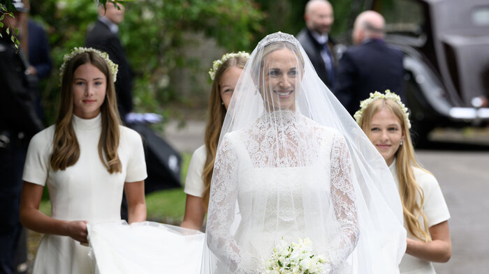 Bildet viser Harriet Sperling med brudepiker.