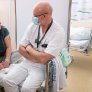 bildet viser pasient som får legevisitt