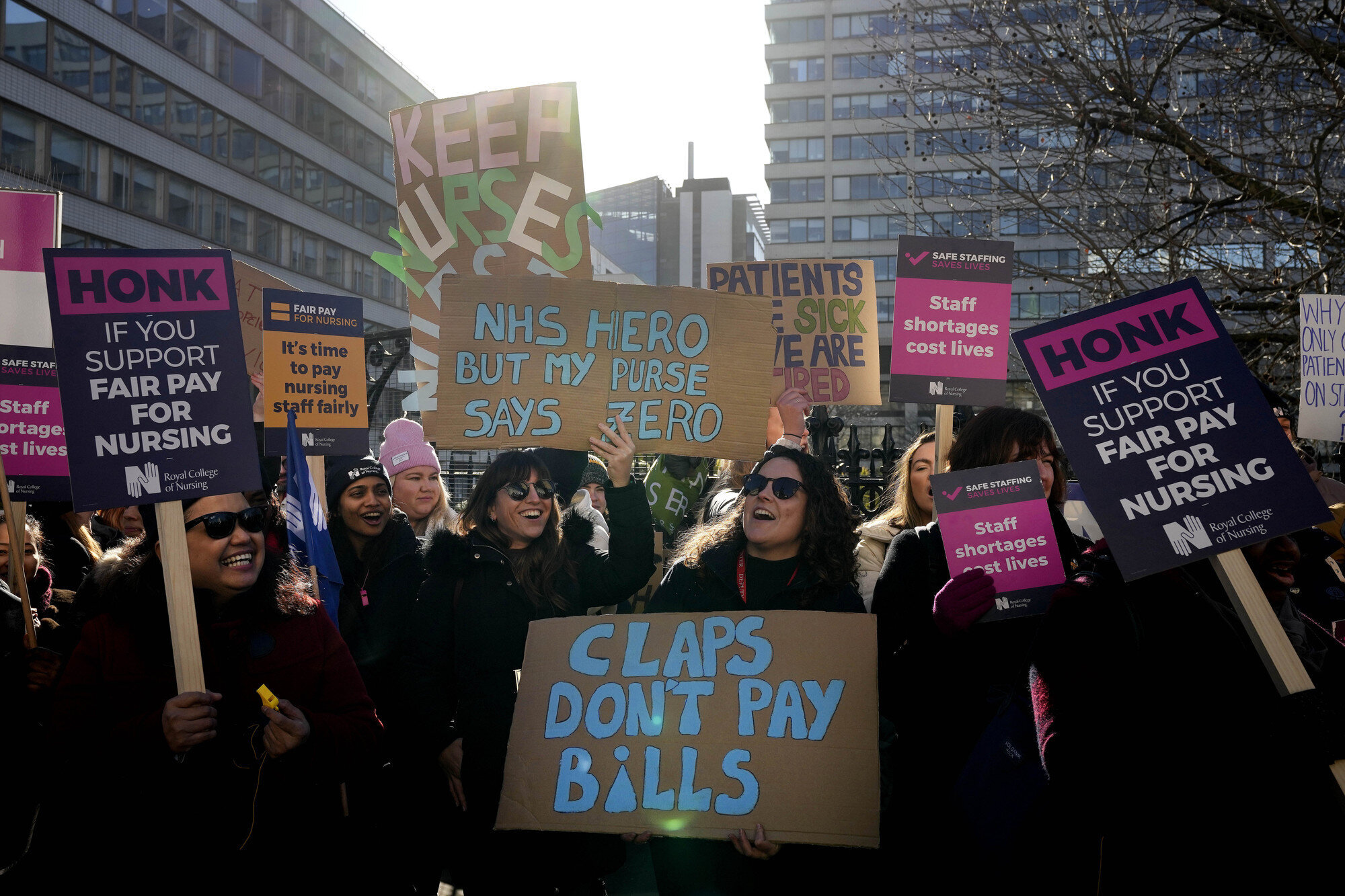 Bildet viser sykepleiere i streik utenfor St. Thomas' Hospital i London 6. februar Bildet viser sykepleiere i streik utenfor St. Thomas' Hospital i London 6. februar