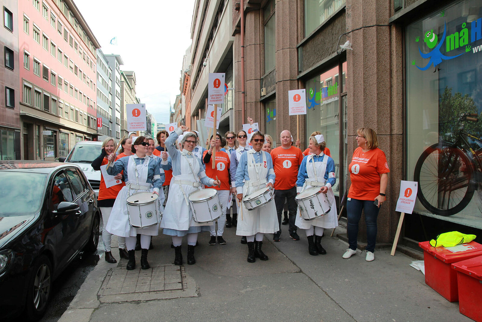Streikende sykepleiere sammen med NSFs trommekorps utenfor Kreftforeningens lokaler i Oslo.