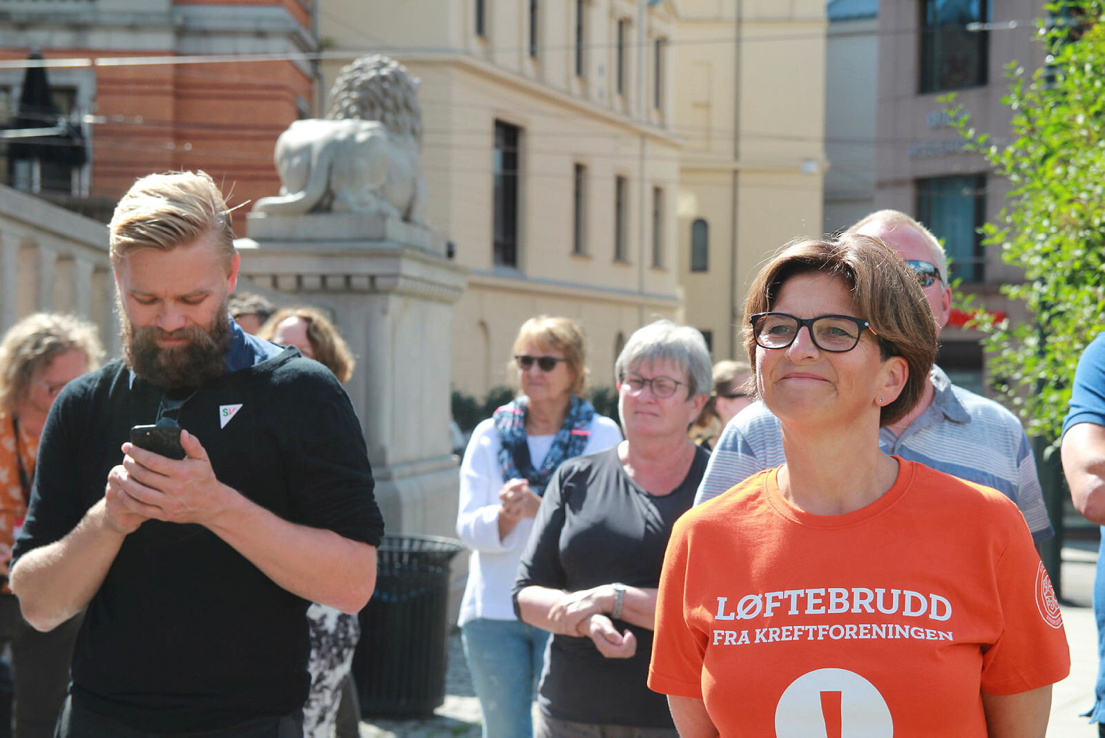 Eli Gunhild Bye holdt appell på markeringen av streiken mot Kreftforeningen utenfor Stortinget 10. aug 2017