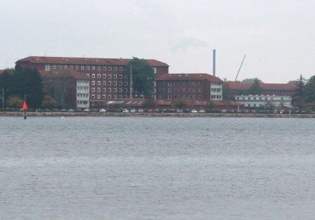 Trippeldrap ved dansk sykehus. Bildet viser eksteriør av Nykøbing Falster Sykehus.