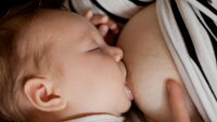Nærbilde av en diende baby.