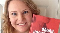 Bildet viser Kristine Lindhøy som holder romanen sin.