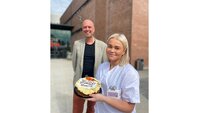 Praksis Student Lene Utzig og dekan Anders Johan W. Andersen deler ut kake til praksisplasser