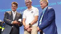 Medisinsk ansvarlig, Asle Hirth, mottar medaljen av EUs kommissær for krisehåndtering, Janez Lenarčič. Medisinsk ansvarlig, Asle Hirth, mottar medaljen av EUs kommissær for krisehåndtering, Janez Lenarčič.