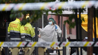 Bilde av helsepersonell utenfor London pub Bilde av helsepersonell utenfor London pub