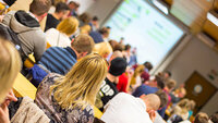 Bildet viser studenter som sitter i en forelesningssal