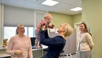 Helseministeren løfter baby på Saupstad helsestasjon i Trondheim