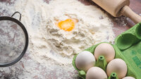 Egg, kjevle og mel på kjøkkenbenken