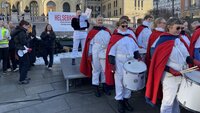 Bildet viser Helene Dahl Karlsen foran stortinget før demonstrasjonen Helsebrølet starter.