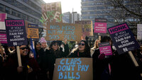 Bildet viser sykepleiere i streik utenfor St. Thomas' Hospital i London 6. februar Bildet viser sykepleiere i streik utenfor St. Thomas' Hospital i London 6. februar