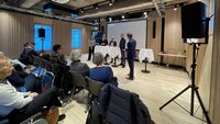 Bildet viser kommunal og distriktsminister Sigbjørn Gjelsvik, direktør for arbeidsliv i KS Tor Arne Gangsø, forbundsleder NSF Lill Sverresdatter Larsen og Camilla Børresen som er enhetsleder for Kvaløya hjemmetjenester.