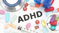 Bildet viser piller på en bordflate hvor det er skrevet ADHD Bildet viser piller på en bordflate hvor det er skrevet ADHD