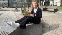Bildet viser Frida Austbø som sitter nær fontene utenfor bankplassen i Oslo sentrum Bildet viser Frida Austbø som sitter nær fontene utenfor bankplassen i Oslo sentrum