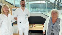 Bildet viser Klinikkleder Rita Jørgensen, Jonas Melby og Kristina "Kicki" Eriksson Nytun som spiser kake for å feire Bildet viser Klinikkleder Rita Jørgensen, Jonas Melby og Kristina "Kicki" Eriksson Nytun som spiser kake for å feire