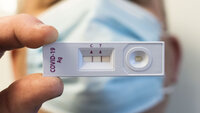Bildet viser Covid-19 Antigen hurtigtest viser to streker som betyr påvist koronasmitte.