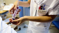 Bildet viser en sykepleier på jobb på Radiumhospitalet.