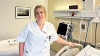 Bildet viser Ann Kristin Suhr på et pasientrom ved fødeavdelingen ved UNN Bildet viser Ann Kristin Suhr på et pasientrom ved fødeavdelingen ved UNN