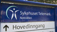 Bilde viser skilt hvor det står Notodden sykehus på Bilde viser skilt hvor det står Notodden sykehus på