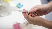 sprøyte med hpv-vaksine