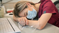 helsearbeider som sover