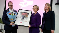 Helse- og omsorgsminister Ingvild Kjerkol (Ap) sammen med Klepp-ordfører Kjetil Maurdal (FrP) og generalsekretær i Nasjonalforeningen for folkehelsen, Mina Gerhardsen.