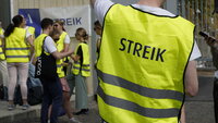 Bildet viser streikende statsansatte i Oslo.