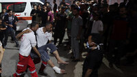 En palestiner som ble såret i det israelske bombeangrepet på en boligblokk i Bureij flyktningleir, blir brakt til al-Aqsa Martyrers sykehus i Deir al-Balah, sentralt på Gazastripen, sent tirsdag, 4. juni 2024. En palestiner som ble såret i det israelske bombeangrepet på en boligblokk i Bureij flyktningleir, blir brakt til al-Aqsa Martyrers sykehus i Deir al-Balah, sentralt på Gazastripen, sent tirsdag, 4. juni 2024.