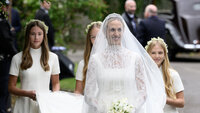 Bildet viser Harriet Sperling med brudepiker.