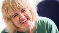 Bildet viser Kristi Furubotn som ser blid ut.
