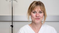 Bildet viser Anette Sagen i sykepleieruniform.