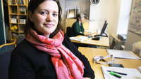 Leder for nattjenestensykepleier Elena Sandgathe, som er sykepleier, på kontoret sitt. I bakgrunnen sitter Åshild Bjånesøy, assisterende gruppeleder. 