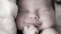 Nyfødt baby som ser ut til å kose seg