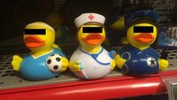 Bildet viser tre badeender i henholdsvis fotballdrakt, sykepleieruniform og politiuniform. Øynene er sensurert.