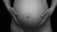 Svangerskap, fødsel, barseltid, pasientsikkerhet Bildet viser en gravid mage.