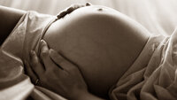 Sort/hvit bilde av en gravid mage