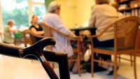 Bildet viser et stokkhåndtak med mennesker ute av fokus i bakgrunnen.