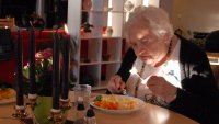 Bildet viser beboer Marit Torp som inntar middagsmaten ved Løten helsetun.
