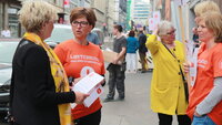 Streikeleder Eli Gunhild By utenfor Kreftforeningens lokaler.