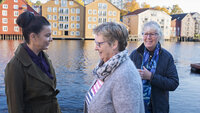 Bildet viser Gunvor Berg, Monica Hoff Gaustad og Marit Løvlien ute i Trondheim.