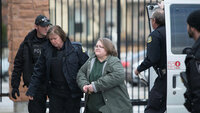 Elizabeth Wettlaufer geleides inn i rettsalen av politibetjenter