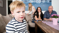 Mikkel fikk blod i mammas mage Bildet viser Mikkel og familien hjemme i Akershus.