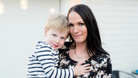 Mikkel fikk blod i mammas mage Bildet viser Heidi Johansen med Mikkel på armen.