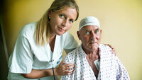 Parkinson-sykepleier Dorthe Thomsen Parkinson-sykepleier Dorthe Thomsen og pasient Arne Karoliussen, Rikshospitalet