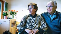 Bjørg og Svein Stuge Bjørg og Svein Stuge på Skedsmotun bo- og behandlingssenter. Bjørg har parkinson, Svein er leder i den lokale parkinsonforeningen.