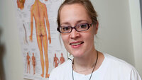 Tone Marte Ljoså Bildet viser Tone Marte Ljoså som har tatt doktorgrad på pasienters opplevelse av smerter og ubehag ved psoriasis.