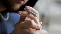 Hasj Bildet viser en person som er i ferd med å tenne en joint