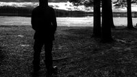 Psykisk helse Viser anonym skikkelse som står og ser ut over et vann.
