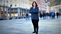 Portrett av stressforsker og sykepleier Anette Harris på Torgallmenningen i Bergen.